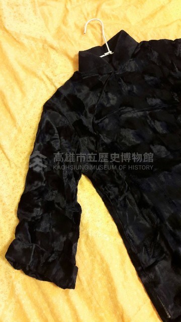 黑色壓絨式旗袍藏品圖，第2張