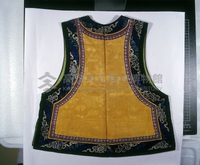 黃提花緞地圓領對襟緄邊女童馬甲藏品圖，第2張