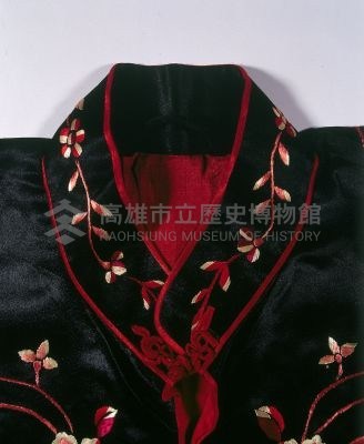 黑緞地立領對襟窄袖彩繡花卉紋女褂藏品圖，第2張