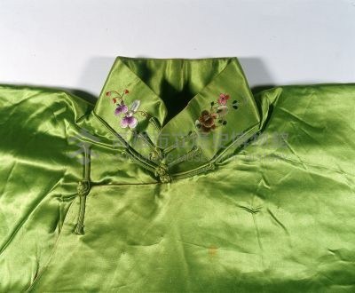 果綠緞地立領大襟彩繡花卉紋女袍藏品圖，第2張