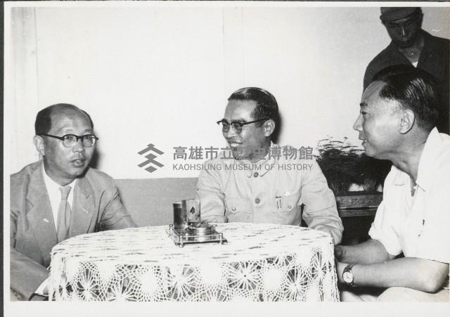 謝掙強陪同嚴家淦視察臺灣省立高雄中學（今高雄市立高雄高級中學）藏品圖，第1張