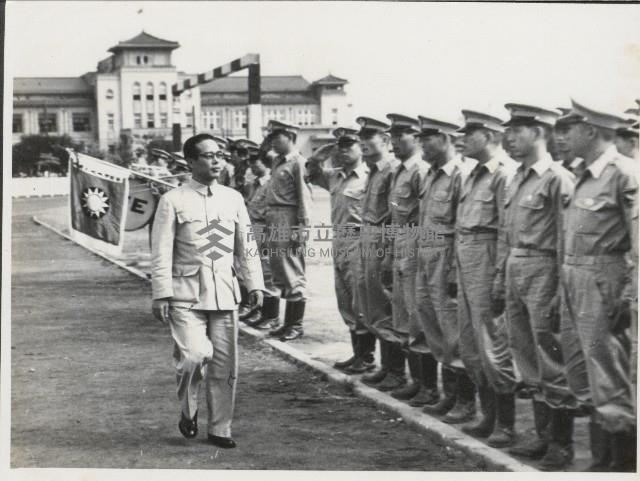 謝掙強檢閱高雄市義勇消防隊藏品圖，第1張