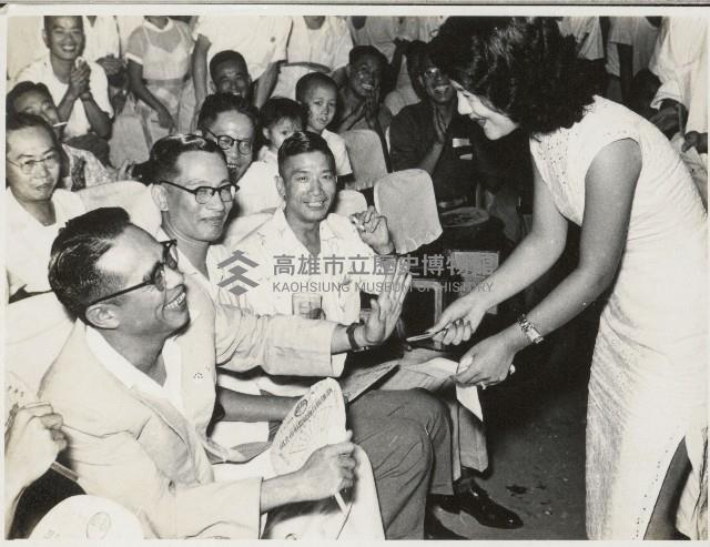 敬軍花后徐莉倩請謝掙強購花藏品圖，第1張