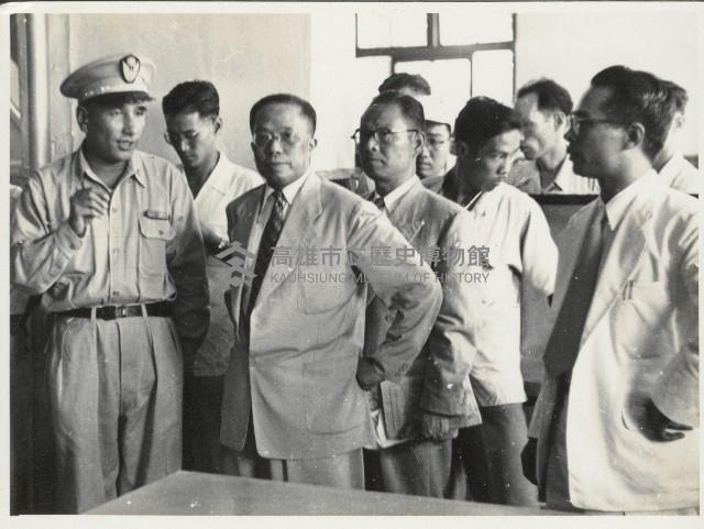 謝掙強陪同俞鴻鈞視察高雄市警察局藏品圖，第1張