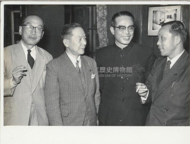 謝掙強與兩位日本書法家合影藏品圖，第1張