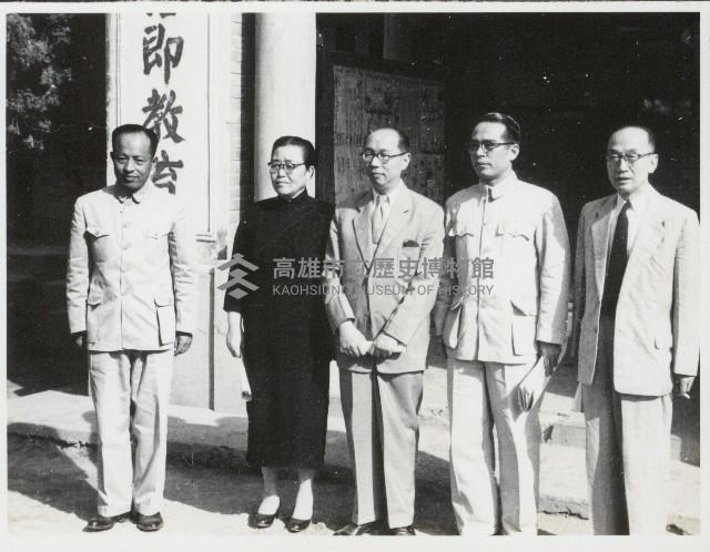 謝掙強陪同嚴家淦視察三民國民學校（今高雄市立三民國民小學）藏品圖，第1張