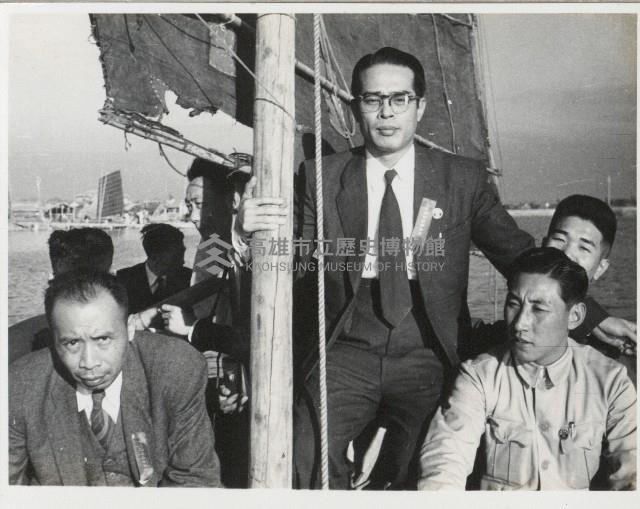 謝掙強乘渡船赴高雄中洲視察第二屆議員選舉投票所藏品圖，第1張