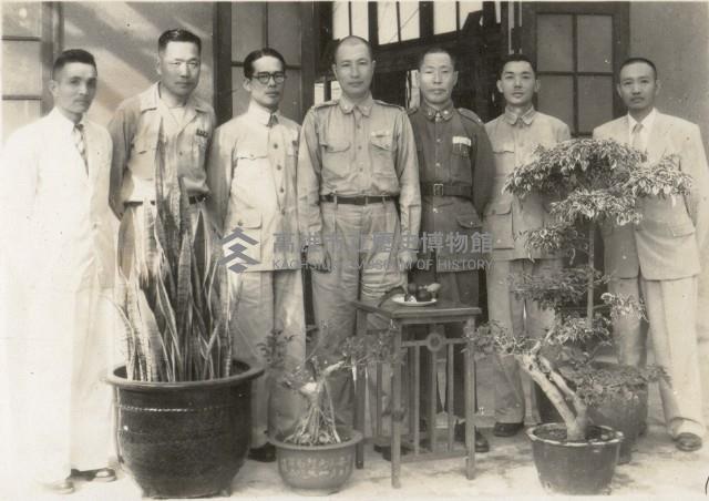 嘉義市各機關首長於嘉義農業試驗分所合照藏品圖，第1張