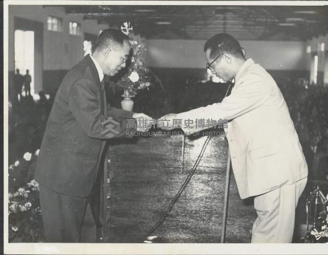 謝掙強頒贈港僑局局長王國華榮譽市民證藏品圖，第1張