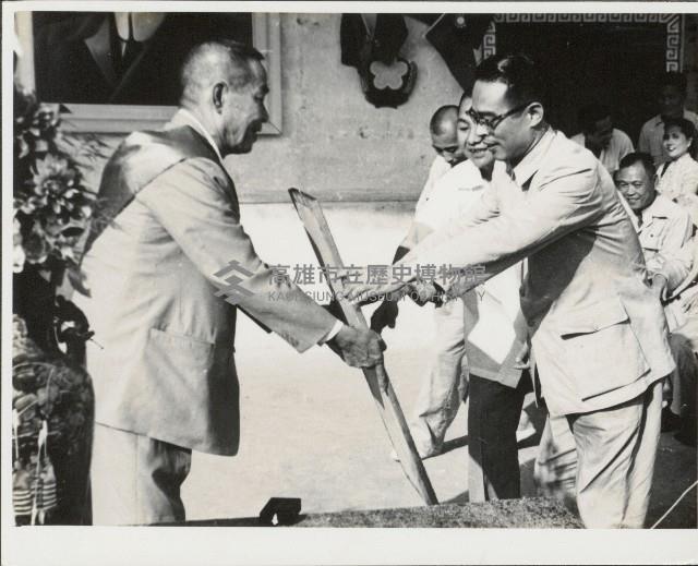 謝掙強與唐榮合影藏品圖，第1張