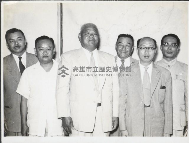 謝掙強陪同嚴家淦視察水委員會藏品圖，第1張