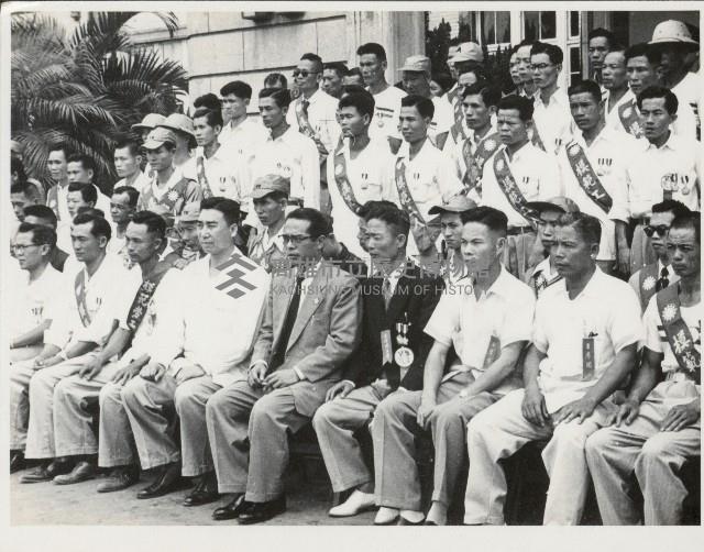 謝掙強與模範工人合影藏品圖，第1張