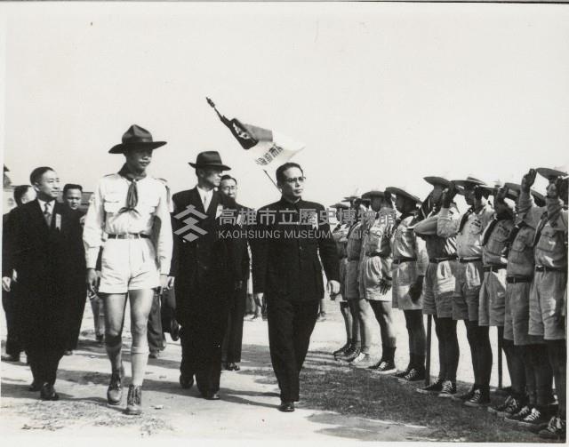 謝掙強檢閱高雄市童子軍藏品圖，第1張