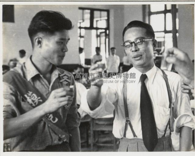 謝掙強於勞動節歡慶活動上向模範工人敬酒藏品圖，第1張