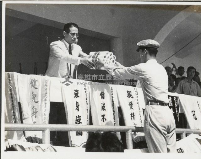 謝掙強主持高雄市全市運動會、公務員聯合運動會、中等學校聯合運動會頒獎藏品圖，第1張