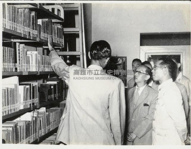 謝掙強陪同嚴家淦視察高雄市立圖書館藏品圖，第1張