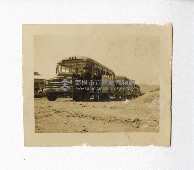 海軍士兵與海軍交通車合影藏品圖，第1張