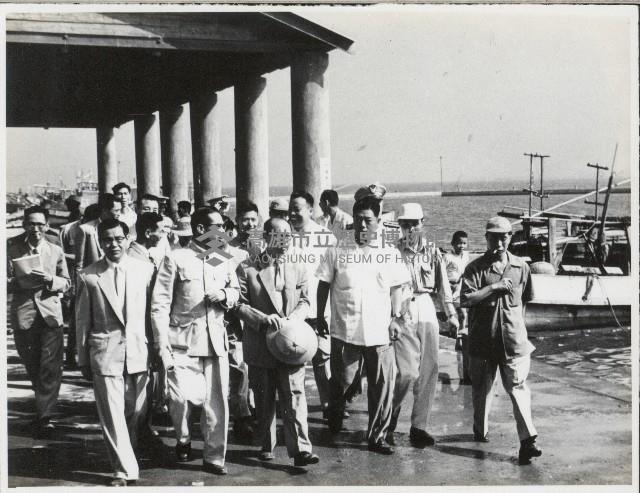 謝掙強陪同嚴家淦視察高雄中洲魚市場藏品圖，第1張