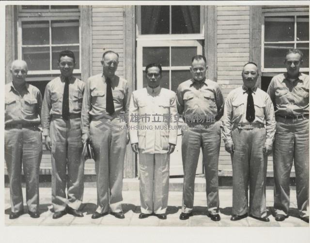 謝掙強與費爾司令及海軍總司令梁序昭等人合影藏品圖，第1張