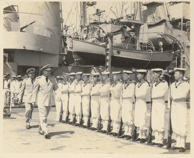 黎玉璽陪同外國將領檢閱儀隊藏品圖，第1張