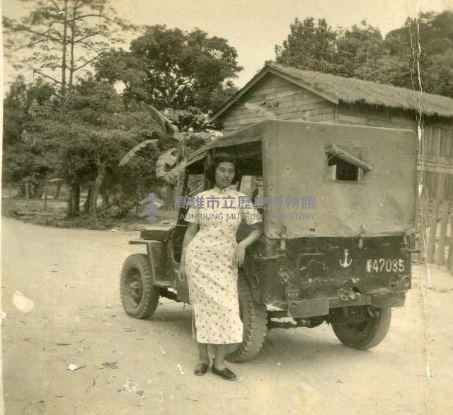 女子與海軍交通車合影藏品圖，第1張