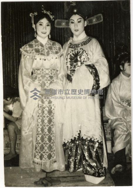 演員林雪芳與蔣玉梅於後臺留影藏品圖，第1張