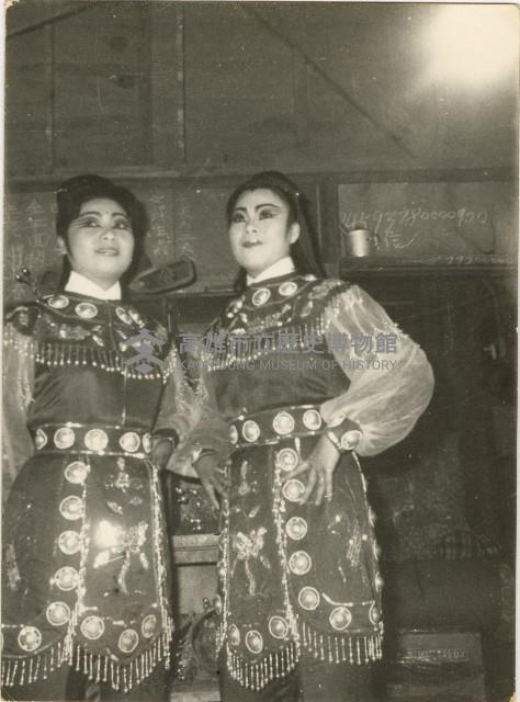 演員黃錦鳳與黃錦秀後臺留影藏品圖，第1張