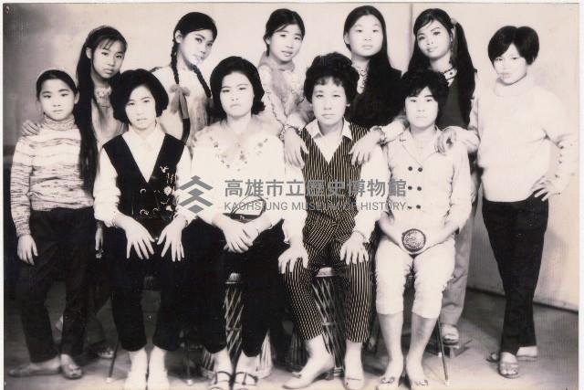 劇團演員與觀眾於澎湖合影藏品圖，第1張