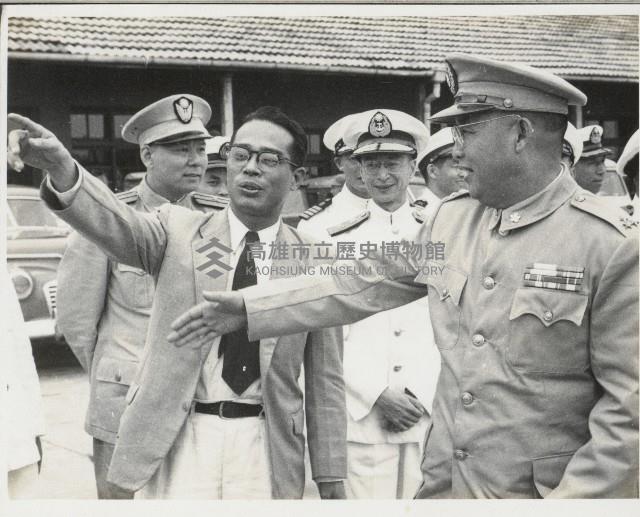 謝掙強與軍界長官合影藏品圖，第1張