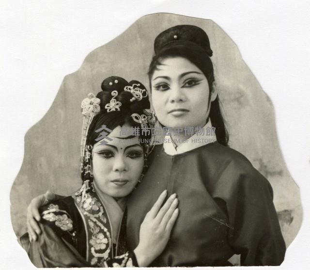 演員黃錦鳳與黃錦雲演出扮相藏品圖，第1張