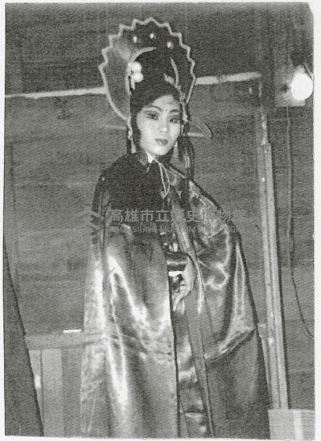 演員陳淑敏於後臺留影藏品圖，第1張