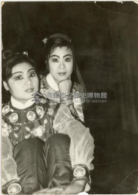 演員黃錦鳳與黃錦秀後臺留影藏品圖，第1張