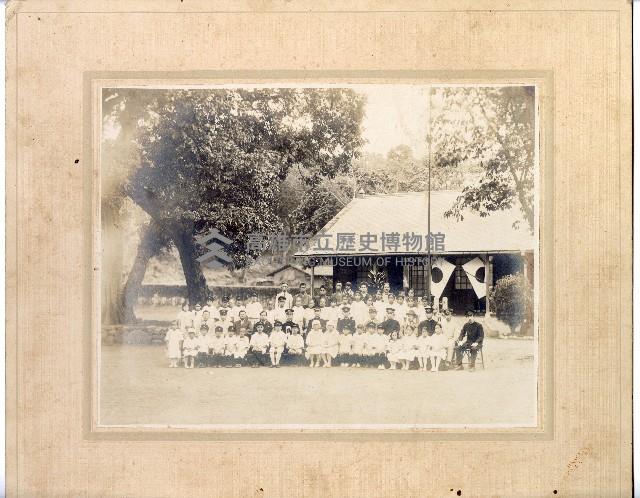 周蘭與六龜公學校師生合影藏品圖，第1張