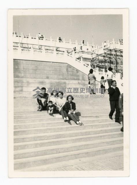 洪宜一與大學友人於臺北故宮外留影藏品圖，第1張