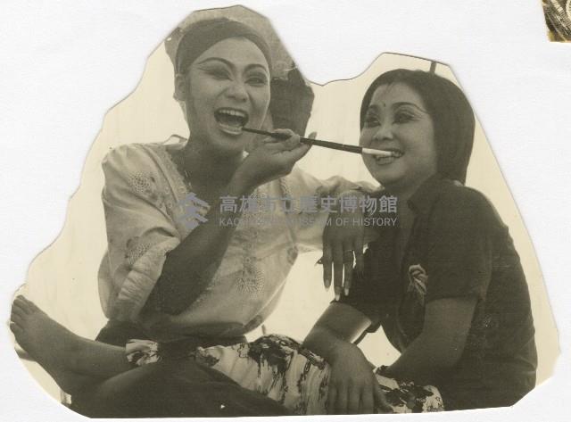 演員黃錦鳳與陳麗蘭於後臺留影藏品圖，第1張