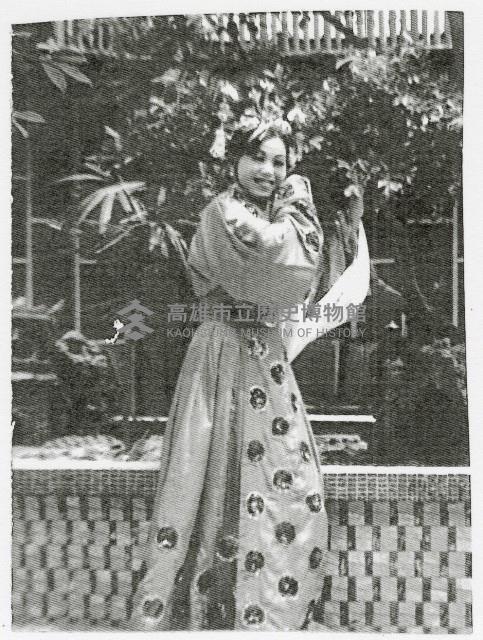 演員於戲院外留影藏品圖，第1張