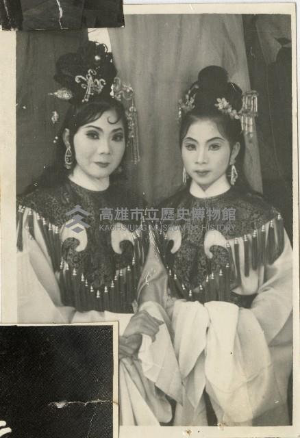 演員湯秀鳳與林雪芳後臺留影藏品圖，第1張