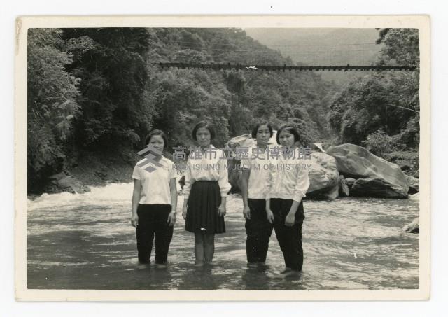 洪宜一學生於大津瀑布留影藏品圖，第1張