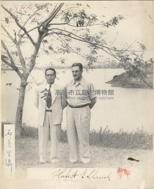 謝掙強與美國經合總署中國分署長施幹克合影藏品圖，第1張