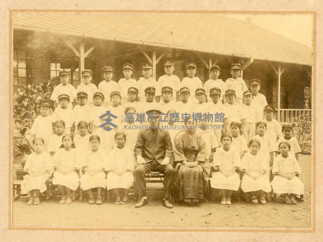 學生於六龜公學校教室前合影藏品圖，第1張