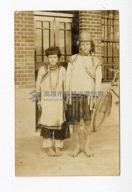原住民於稇源商號亭仔腳留影藏品圖，第1張