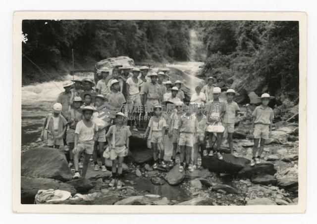 洪宜一學生於大津瀑布留影藏品圖，第1張