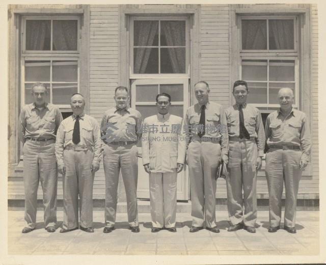 在左營海軍總部（鎮海樓）二樓洋臺合影藏品圖，第1張