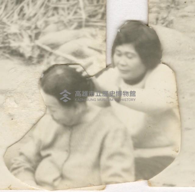 黃錦鳳母親與祖母於中庭留影藏品圖，第1張