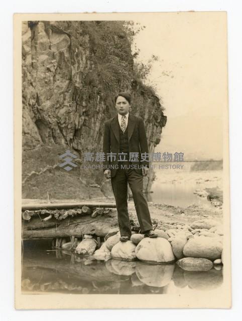 男子於六龜荖濃溪溪床留影藏品圖，第1張