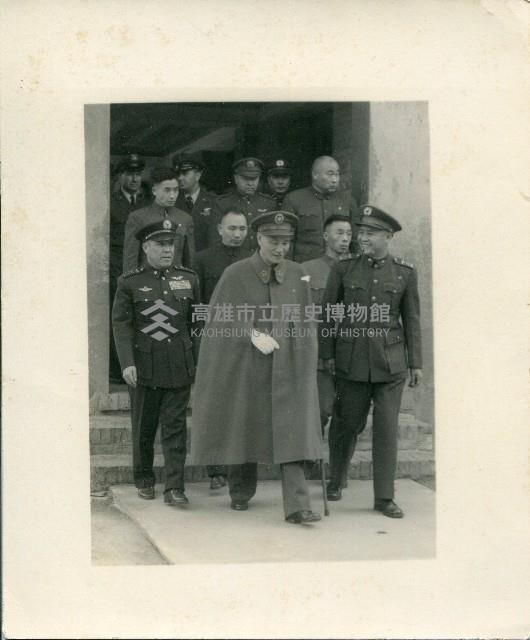 總統蔣中正由王叔銘上將（左）陪同巡視藏品圖，第1張