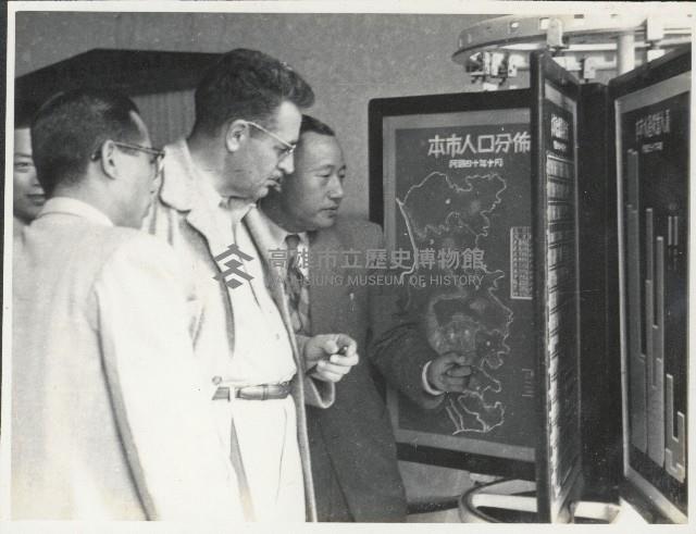 謝掙強與美國經合總署中國分署長施幹克（Hubert G. Schenck）-1藏品圖，第1張