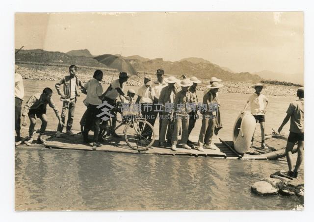 洪宜一帶學生乘坐竹筏渡過荖濃溪藏品圖，第1張