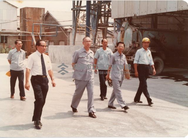 台泥董事長辜振甫巡視廠區-1藏品圖，第1張