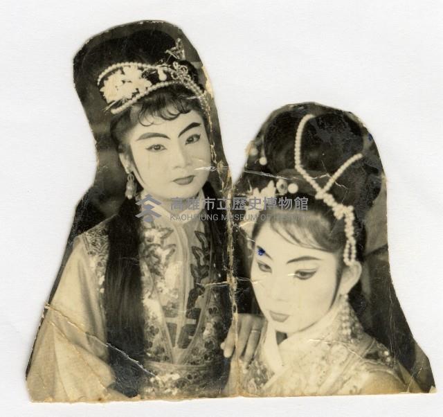 演員黃錦鳳與林雪芳於澎湖後臺留影藏品圖，第1張